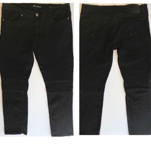 RocaWear Black Jeans W/Pleated Thigh Detail.